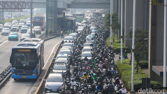 Sejumlah kendaraan melintas di Jalan Gatot Subroto, Jakarta, Senin (30/3/2026).
