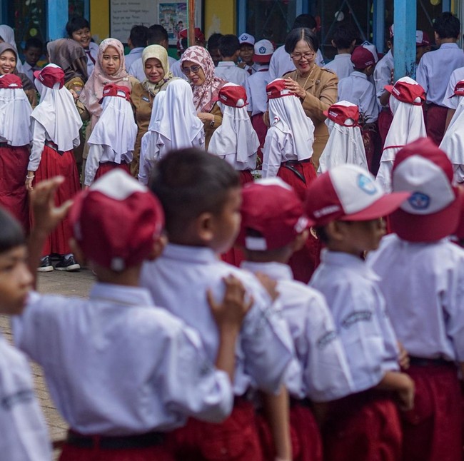 Libur Usai, Siswa-siswi Kembali ke Bangku Sekolah