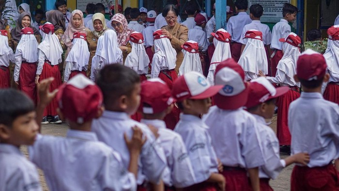 Sejumlah pelajar Sekolah Dasar (SD) bersalaman dengan guru saat halalbihalal  di SD N Proyonanggan 03, Kabupaten Batang, Jawa Tengah, Senin (30/3/2026). Usai libur Lebaran 2026, siswa dan guru mulai menggelar kegiatan dengan halalbihalal  di lingkungan sekolah pada hari pertama masuk sekolah sebagai wadah untuk menjaga tradisi saling memaafkan yang bertujuan untuk memberikan semangat dan motivai kepada siswa. ANTARA FOTO/Harviyan Perdana Putra/sgd