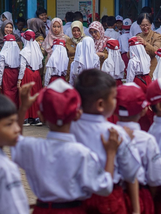 Libur Usai, Siswa-siswi Kembali ke Bangku Sekolah