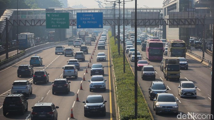 Sejumlah kendaraan melintas di ruas tol dalam kota Jakarta saat penerapan rekayasa lalu lintas contraflow, Senin (30/3/2026).