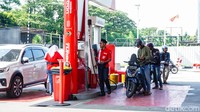 Sepanjang periode Satuan Tugas (Satgas) Ramadan dan Idulfitri 2026, konsumsi BBM tercatat meningkat rata-rata 16 persen dibandingkan kondisi normal harian. Corporate Secretary Pertamina Patra Niaga, Roberth M.V. Dumatubun, menyebut peningkatan konsumsi BBM berkualitas ini sejalan dengan tren perjalanan jarak jauh yang dilakukan masyarakat selama periode Lebaran.