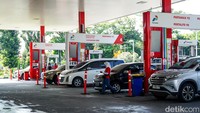 Untuk BBM jenis gasoil, tren serupa juga terlihat. Konsumsi Pertamina Dex meningkat 27,4 persen, sedangkan Dexlite naik 4,9 persen dibandingkan kondisi normal harian.