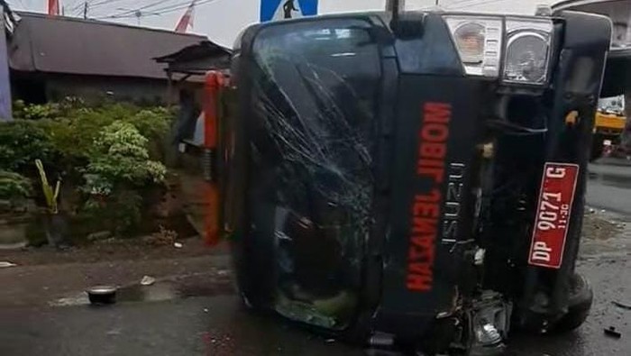 Sebuah ambulans yang membawa jenazah terguling di Kabupaten Luwu, Sulawesi Selatan (Sulsel).
