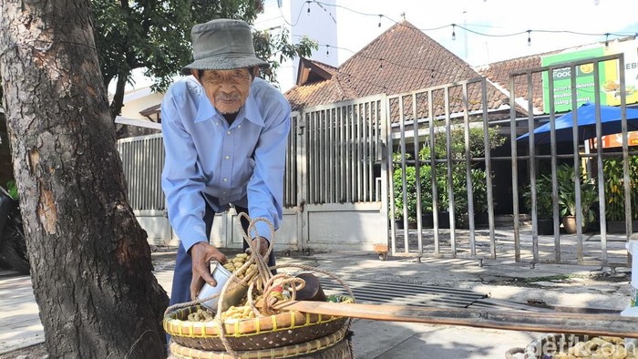 Mahri, penjual kacang rebus di Bandung