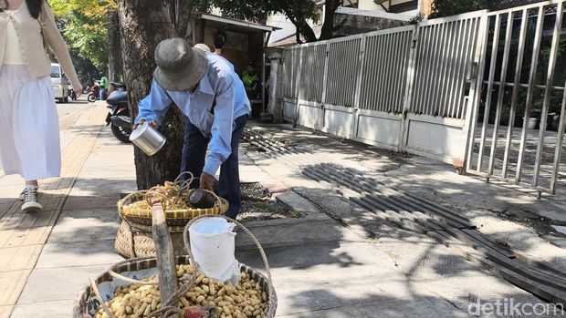 Mahri, penjual kacang rebus di Bandung Mahri, penjual kacang rebus di Bandung