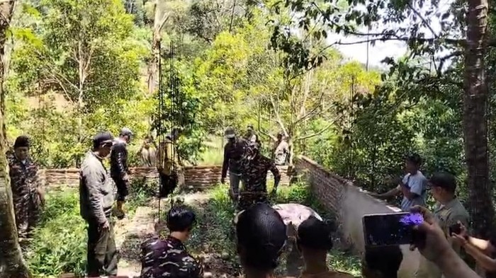Makam keramat palsu di Pandeglang dibongkar. (Aris Rivaldo/detikcom)