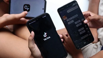 Platform seperti Facebook, TikTok, Instagram, YouTube, hingga Roblox masuk dalam kategori tersebut. Anak di bawah usia 16 tahun dilarang memiliki akun di layanan itu. REUTERS/Ajeng Dinar Ulfiana