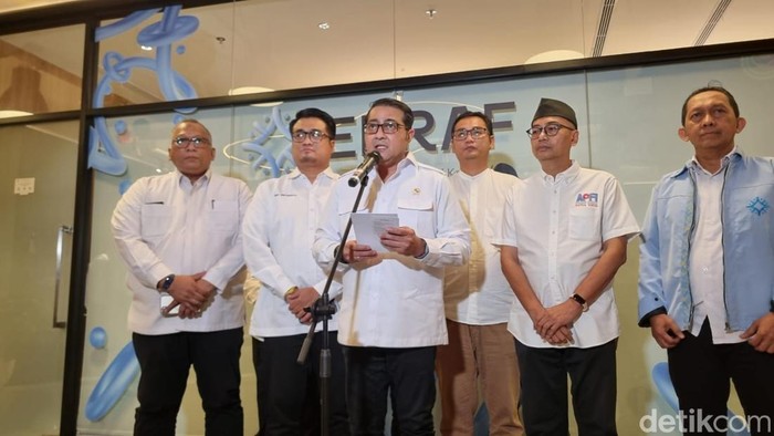 Menteri Ekonomi Kreatif (Ekraf) Teuku Riefky Harsya. (Taufiq/detikcom)