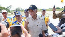 Menteri PU Tinjau Sungai Babakan Pasca Banjir dan Jembatan Retak di Brebes