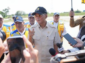 Menteri PU Tinjau Sungai Babakan Pasca Banjir dan Jembatan Retak di Brebes