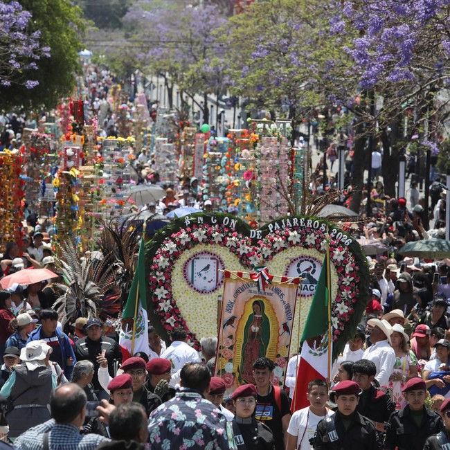 Meriah dan Sakral, Penjual Burung Ramaikan Ziarah Minggu Palma di Meksiko