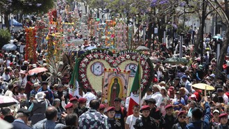 Meriah dan Sakral, Penjual Burung Ramaikan Ziarah Minggu Palma di Meksiko