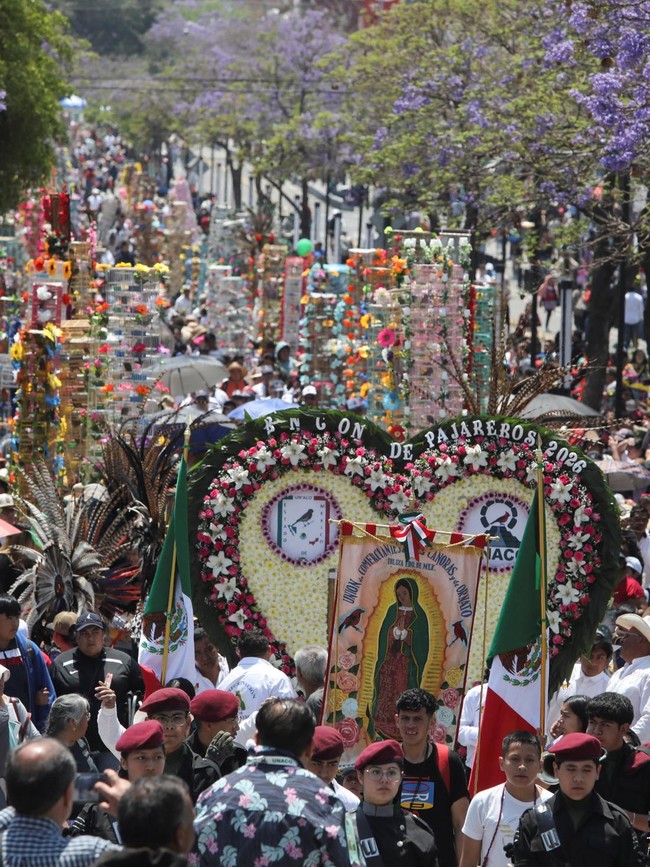 Meriah dan Sakral, Penjual Burung Ramaikan Ziarah Minggu Palma di Meksiko