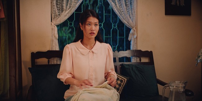 Film terbarunya yang bertajuk Hen ‘Em Ngay Nhat Thuc (Meet Me at the Eclipse)’ membuatnya dihujani kritik. Dalam film tersebut, ia harus tampil tanpa makeup. Wajah alaminya pun terekspos. Foto: Instagram/@anthiendoan
