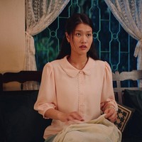 Film terbarunya yang bertajuk Hen ‘Em Ngay Nhat Thuc (Meet Me at the Eclipse)’ membuatnya dihujani kritik. Dalam film tersebut, ia harus tampil tanpa makeup. Wajah alaminya pun terekspos. Foto: Instagram/@anthiendoan