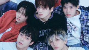 MODYSSEY nampilin dua konsep yang kontras buat debut 1.Got Hooked: An Addictive Symphony yang akan rilis 13 April 2026. Di sini mereka terlihat vibing dengan style boy next door: oversized tee dan denim. (Foto: dok. ONECEAD)