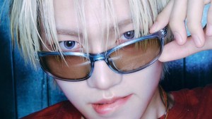 Ada kesan 90s juga di style Fanzheyi nih, terutama bagian rambut lurus belah tengahnya. (Foto: dok. ONECEAD)