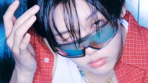 Suren tampil dengan tank top putih dibalut outer kemeja oranye kotak-kotak. (Foto: dok. ONECEAD)