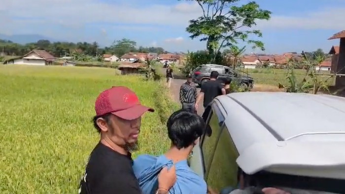 Momen penangkapan dua pelaku pembunuhan pria inisial AH yang jasadnya ditemukan dalam freezer di Serang Baru, Kabupaten Bekasi. Kedua pelaku ditangkap di Majalengka, pada Minggu (30/3/2026).