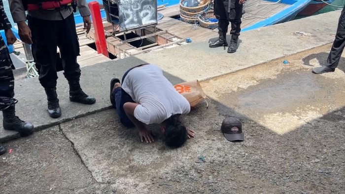 Nelayan asal Situbondo selamat usai perahunya karam dan dia sempat terapung di laut selama 4 jam. Setelah dievakuasi ke Trenggalek, dia sujud syukur.