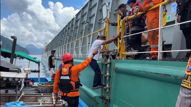 Nelayan asal Situbondo selamat usai perahunya karam dan dia sempat terapung di laut selama 4 jam. Setelah dievakuasi ke Trenggalek, dia sujud syukur. Nelayan asal Situbondo selamat usai perahunya karam dan dia sempat terapung di laut selama 4 jam. Setelah dievakuasi ke Trenggalek, dia sujud syukur.