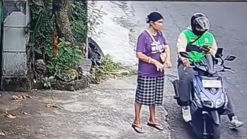 Seorang pengemudi ojol menggondol HP penumpang dengan modus tidak ada uang kembalian di kawasan Pemogan, Denpasar.