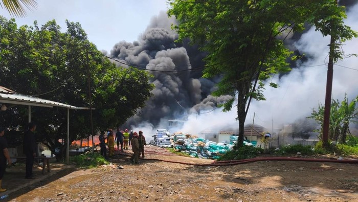 Sebanyak 4 gedung pabrik helm di kawasan Kecamatan Rumpin, Bogor, Jawa Barat, Senin (30/3/2026), dilalap si jago merah. Kerugian akibat kebakaran itu ditaksir mencapai puluhan miliar rupiah.