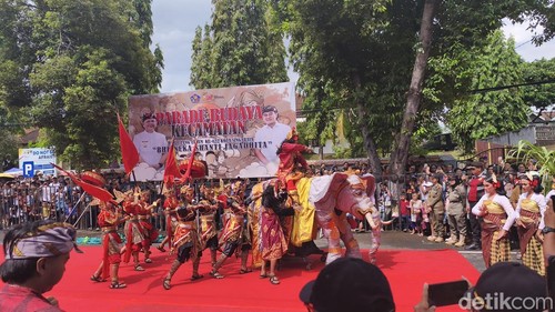 Parade Budaya dalam rangka HUT Kota Singaraja ke 422, Senin (30/3/2026).