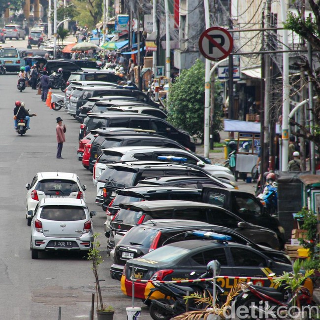 Parkir Liar Kuasai Jalan Jatinegara Timur, Kendaraan Berjejer di Badan Jalan