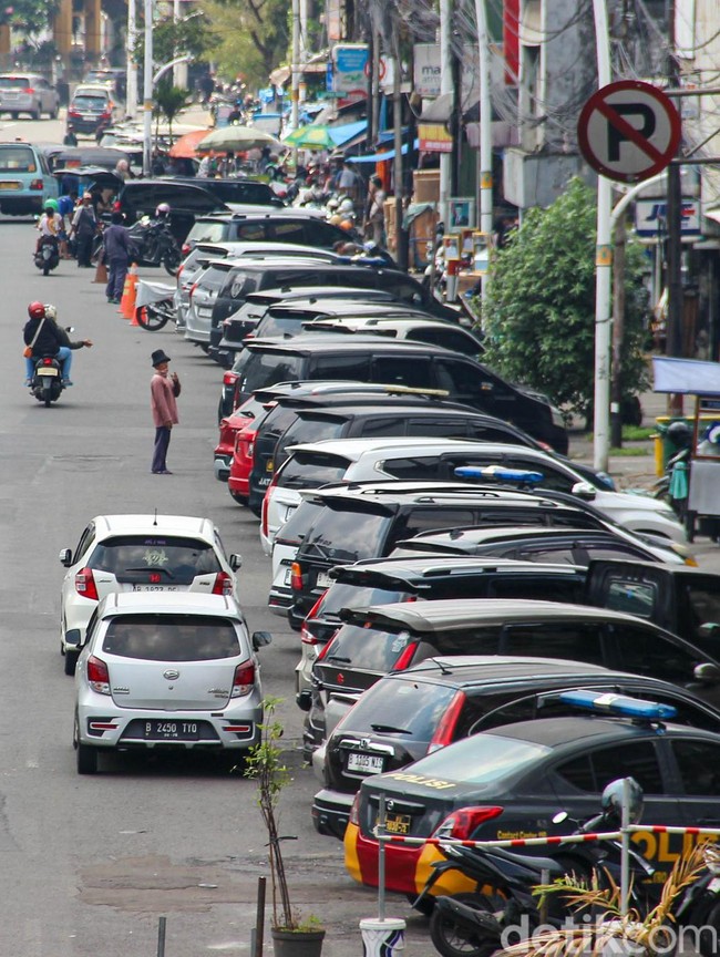 Parkir Liar Kuasai Jalan Jatinegara Timur, Kendaraan Berjejer di Badan Jalan