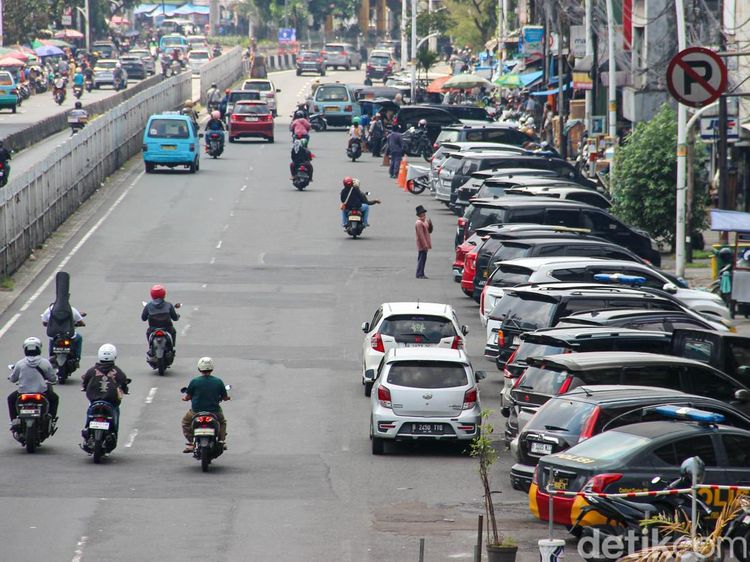 Parkir Liar Kuasai Jalan Jatinegara Timur, Kendaraan Berjejer di Badan Jalan