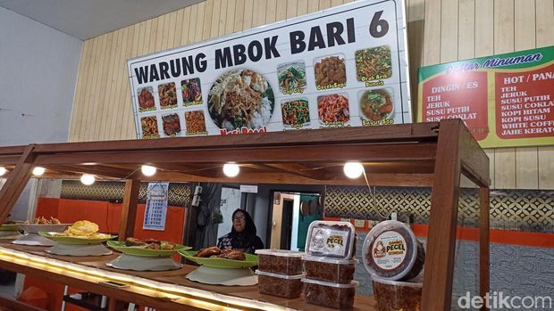 Pecel Mbok Bari yang legendaris di Kota Blitar kerap jadi jujugan tokoh dan pejabat.
