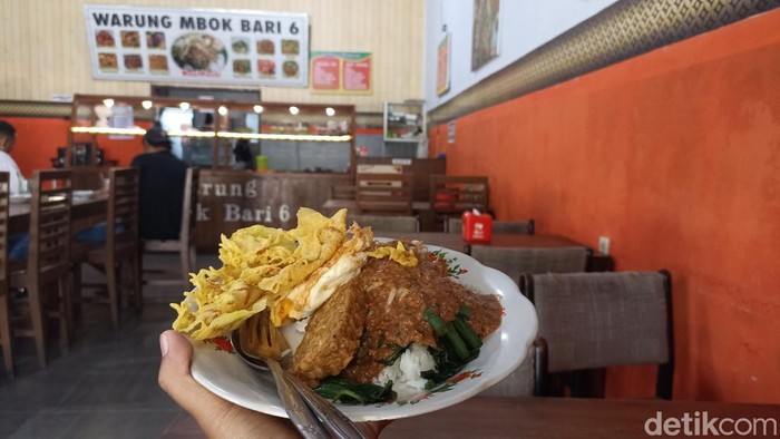 Pecel Mbok Bari yang legendaris di Kota Blitar kerap jadi jujugan tokoh dan pejabat.