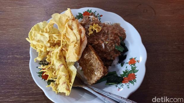 Pecel Mbok Bari yang legendaris di Kota Blitar kerap jadi jujugan tokoh dan pejabat.