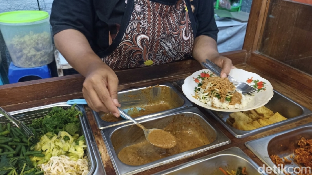 Pecel Mbok Bari yang legendaris di Kota Blitar kerap jadi jujugan tokoh dan pejabat.