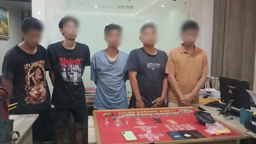 Pegawai Dishub Kota Mataram inisial AG alias Fran (baju warna biru) ditangkap Satresnarkoba Polresta Mataram bersama empat orang lainnya, Minggu (29/3/2026) malam. (Foto : Dok Polresta Mataram).