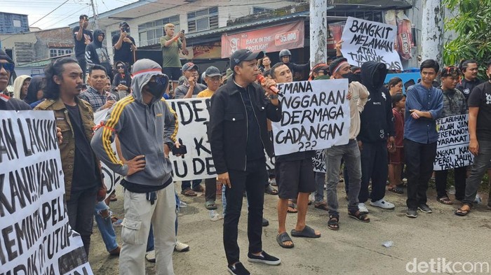 Aliansi Masyarakat Bajoe Bersatu melakukan demonstrasi di Pelabuhan Bajoe, Kelurahan Bajoe, Kecamatan Tanete Riattang Timur, Senin (30/3).