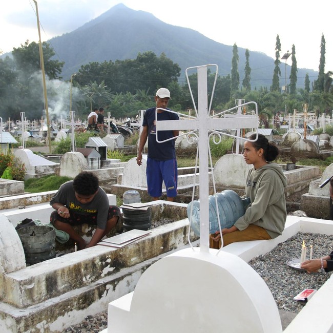 Tradisi Bersih Makam Menjelang Semana Santa