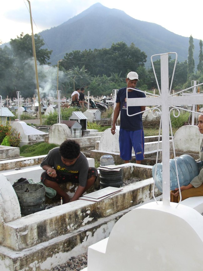 Tradisi Bersih Makam Menjelang Semana Santa