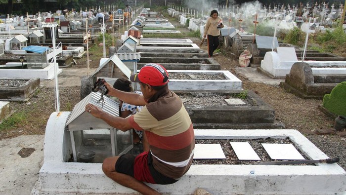 Sejumlah warga melakukan pembersihan makam di kawasan Pantai Suster, Larantuka, Flores Timur, NTT, Senin (30/3/2026). Tradisi tersebut sebagai bentuk penghormatan kepada leluhur sekaligus persiapan spiritual umat Katolik setempat menjelang perayaan Semana Santa. ANTARA FOTO/Mega Tokan/bar