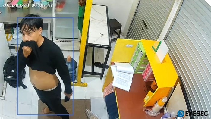 Rekaman CCTV pelaku pembobolan toko kue modus lamar kerja di Jalan Kedung Rukem 4 nomor 40 Surabaya