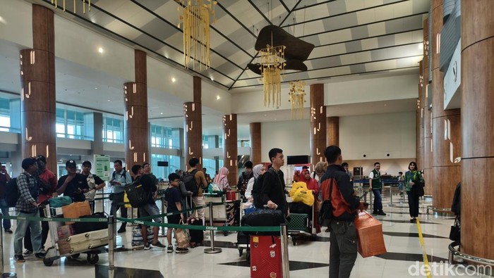 Pemudik di Bandara Juanda