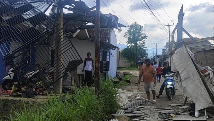 Penampakan bencana angin puting beliung di Desa Mekarsari, Kecamatan Pacet, Kabupaten Bandung, Senin (30/3/2026).