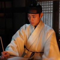 The King’s Warden mencetak rekor sebagai film Korea terlaris sepanjang masa usai tembus 15 juta penonton bulan ini. Ketampanan Park Ji Hoon sebagai pemain utama tak luput dari sorotan. Foto: dok. Showbox