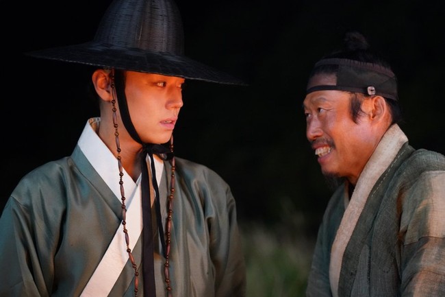 Dalam film The King’s Warden, Park Ji Hoon bertransformasi sebagai raja keenam era Joseon yang dilengserkan dan diasingkan karena dikhianati oleh pamannya sendiri. Foto: dok. Showbox