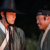 Dalam film The King’s Warden, Park Ji Hoon bertransformasi sebagai raja keenam era Joseon yang dilengserkan dan diasingkan karena dikhianati oleh pamannya sendiri. Foto: dok. Showbox