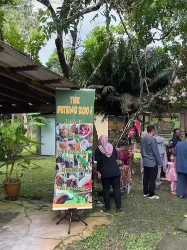 Pernikahan unik di hadirkan kebun binatang mini, bikin tamu undangan, terutama anak-anak, antusias foto bareng hewan.