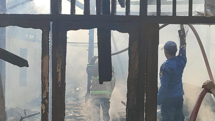 Petugas Damkar Boyolali saat memadamkan api yang membakar rumah korban di Grogolan, Karanggede, Senin (30/3/2026).
