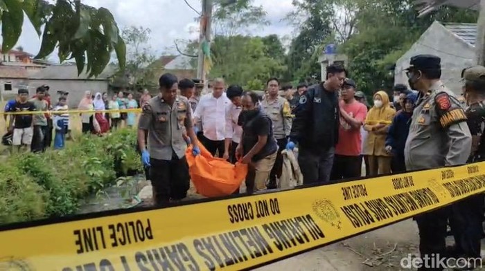 Petugas mengevakuasi jasad lansia yang ditemukan di parit Sukabumi